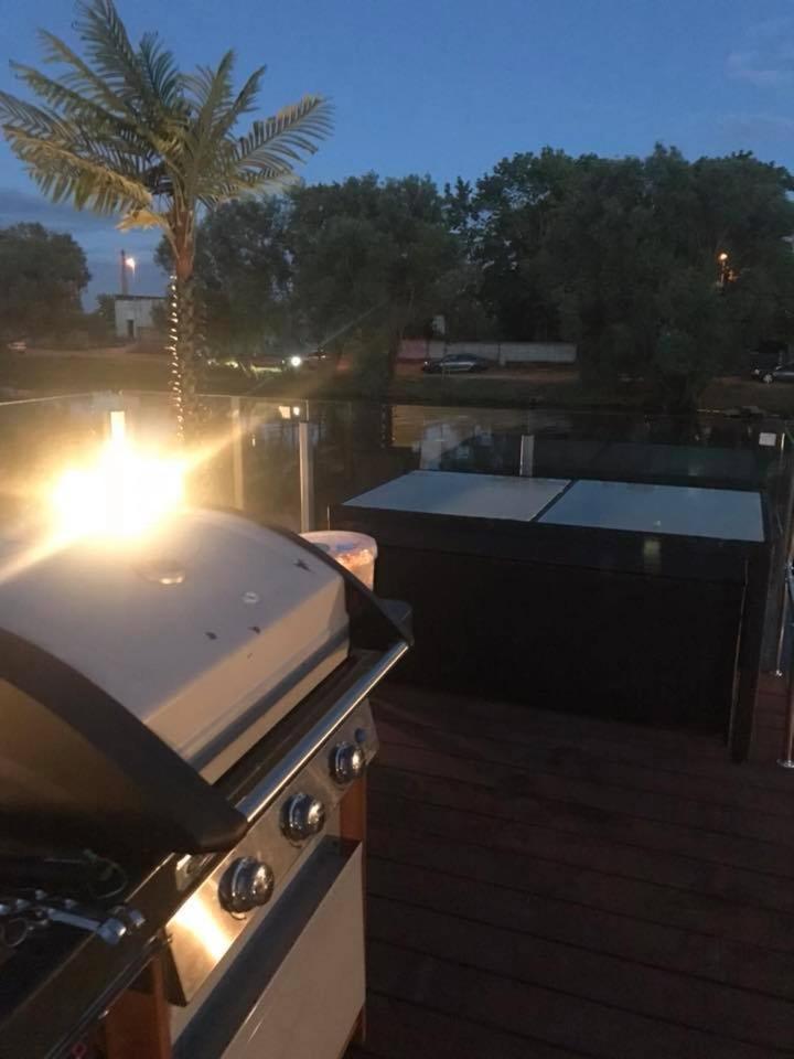 利耶帕亚 Houseboat On The Water酒店 外观 照片