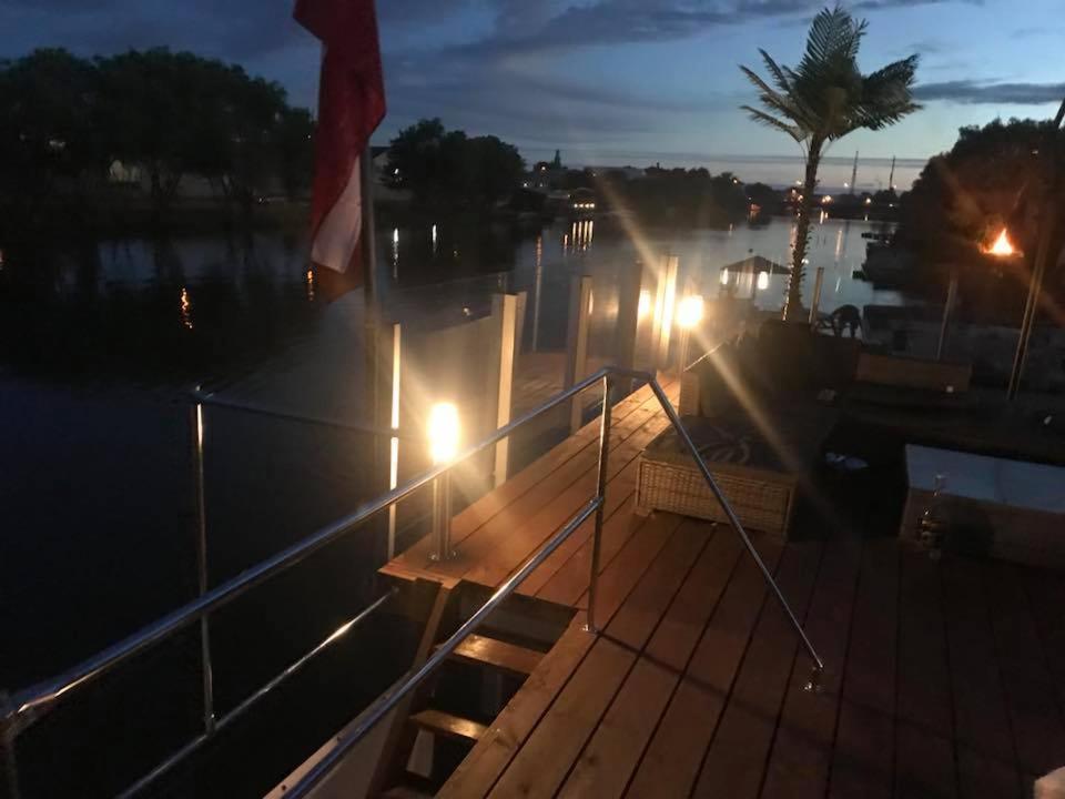 利耶帕亚 Houseboat On The Water酒店 外观 照片